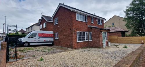 Pudsey House | 3-Bed Detached House Private Drive for Two Cars