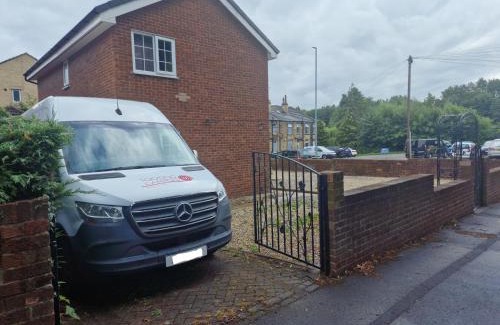 Pudsey House | 3-Bed Detached House Private Drive for Two Cars