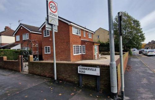Pudsey House | 3-Bed Detached House Private Drive for Two Cars