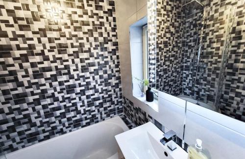 Huddersfield Apartment | 3-Bed Family Haven with Free Parking