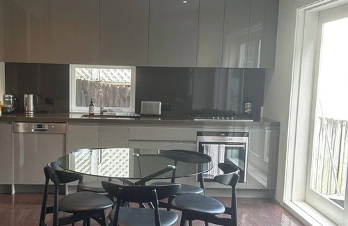 Randwick House | 3-Bed Family House with Garden. Walk to Coogee Beach. Pet friendly.n