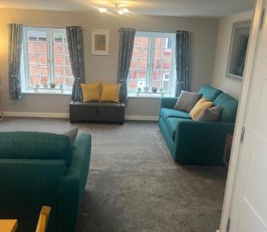Cheadle House | 3 bed flat 10 mins to Alton Towers Sleeps 6-8 people