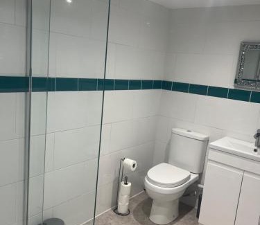Cheadle House | 3 bed flat 10 mins to Alton Towers Sleeps 6-8 people