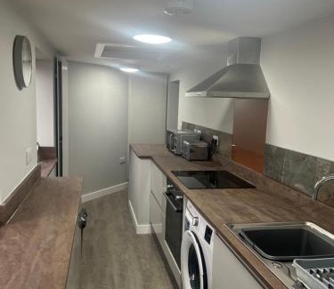 Cheadle House | 3 bed flat 10 mins to Alton Towers Sleeps 6-8 people