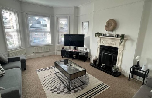 Westbourne Apartment | 3 bed flat+parking- by beaches