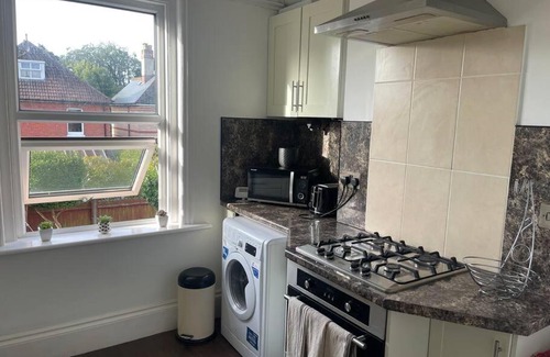 Westbourne Apartment | 3 bed flat+parking- by beaches