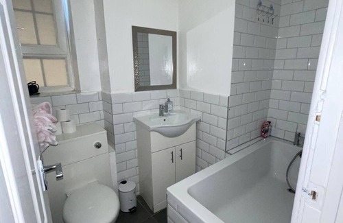 Newington Apartment | 3 Bed Flat - Sleeps 6 - Parking - Wifi