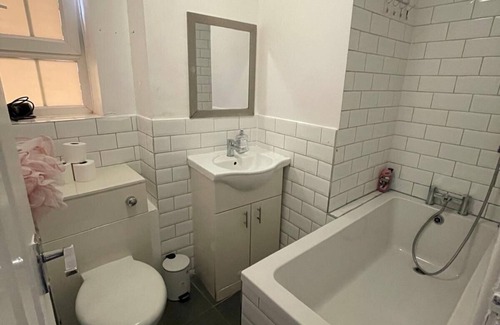 Newington Apartment | 3 Bed Flat - Sleeps 6 - Parking - Wifi