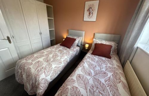 Stoke-on-Trent House | 3 Bed Home for Contractors & Relocators with Parking, Garden & WiFi 30 mins to Alton Towers