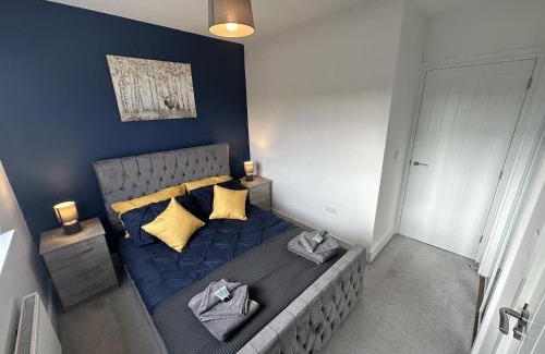 Stafford House | 3 Bed Home for Contractors & Relocators with Parking, Garden & WiFi 5 mins walk to Town Centre & Train Station