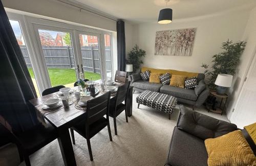 Stafford House | 3 Bed Home for Contractors & Relocators with Parking, Garden & WiFi 5 mins walk to Town Centre & Train Station