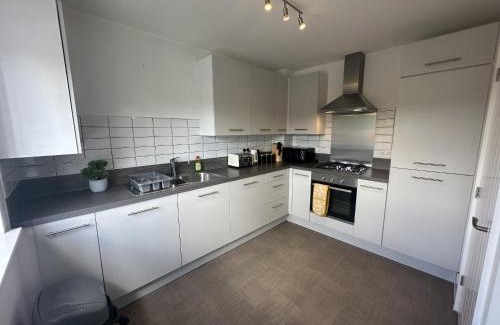 Stafford House | 3 Bed Home for Contractors & Relocators with Parking, Garden & WiFi 5 mins walk to Town Centre & Train Station