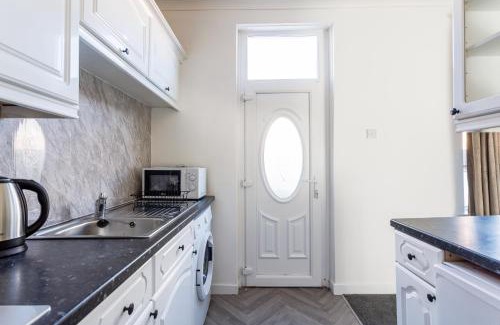 Newcastle-upon-Tyne House | 3 Bed Home From Home, Family, Workers And Friends