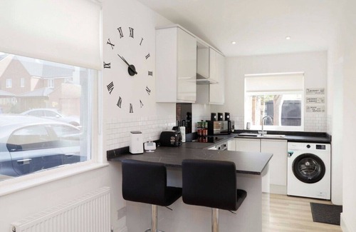 Northampton House | 3 Bed House| Business| Sleeps 6| Free Parking-M1