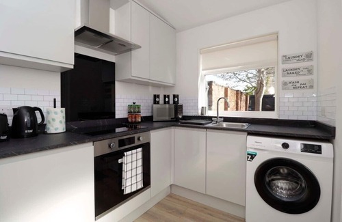 Northampton House | 3 Bed House| Business| Sleeps 6| Free Parking-M1