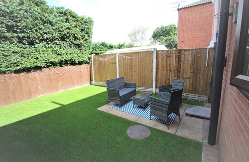 Thorne House | 3 Bed House - Garden & Parking - Quiet Cul De Sac
