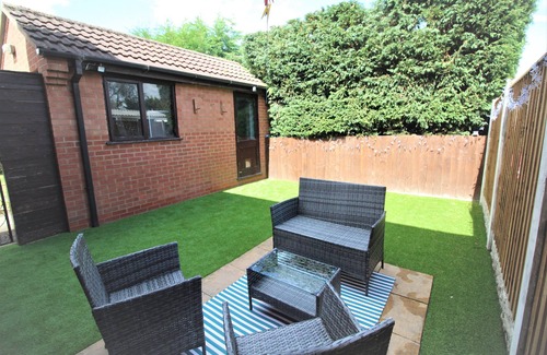 Thorne House | 3 Bed House - Garden & Parking - Quiet Cul De Sac