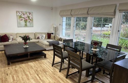 Coombe Hill House | 3 Bed House - Sleeps 5 - Sauna - Garden - Gym