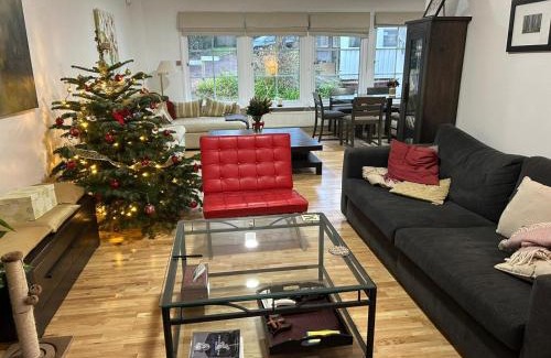 Coombe Hill House | 3 Bed House - Sleeps 5 - Sauna - Garden - Gym