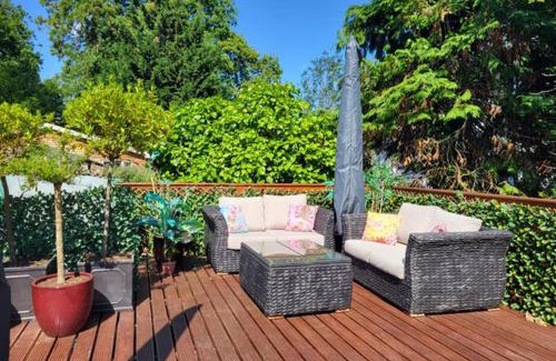 Coombe Hill House | 3 Bed House - Sleeps 5 - Sauna - Garden - Gym