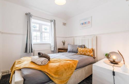 Grays House | 3-Bed House Near Lakeside Mall, Onsite Parking