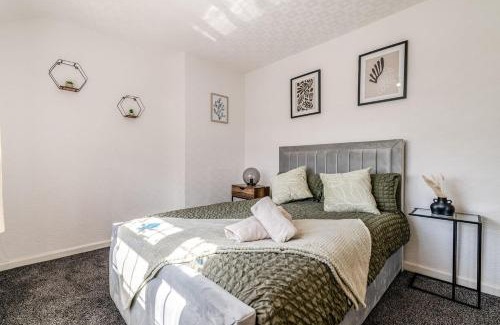 Grays House | 3-Bed House Near Lakeside Mall, Onsite Parking