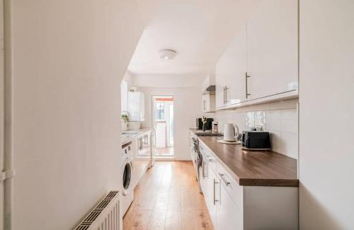 Grays House | 3-Bed House Near Lakeside Mall, Onsite Parking