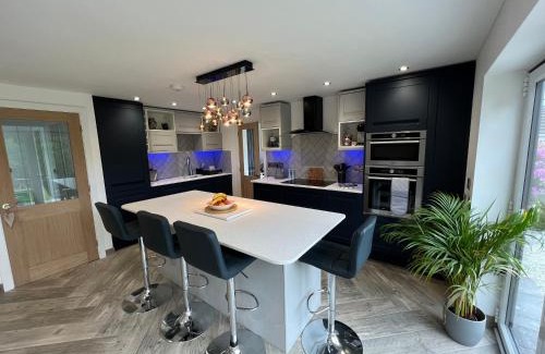 Holyhead House | 3 Bed House - Sleeps 5 - Pets - Garden - Parking