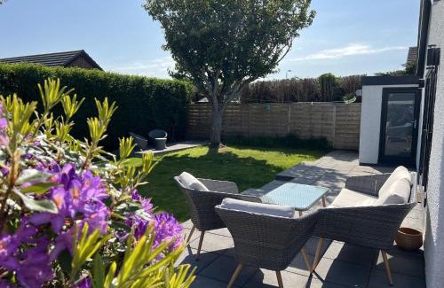 Holyhead House | 3 Bed House - Sleeps 5 - Pets - Garden - Parking