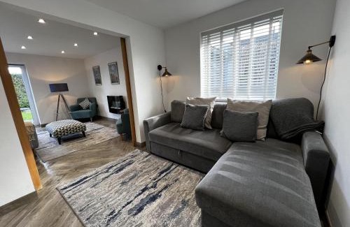 Holyhead House | 3 Bed House - Sleeps 5 - Pets - Garden - Parking