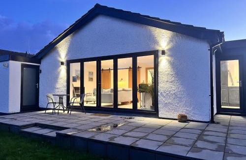 Holyhead House | 3 Bed House - Sleeps 5 - Pets - Garden - Parking