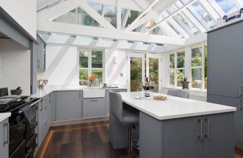 Axminster House | 3 Bed in Dalwood oc-p27362