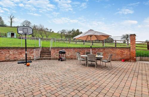 Tenbury Wells House | 3 Bed in Lower Rochford 94240