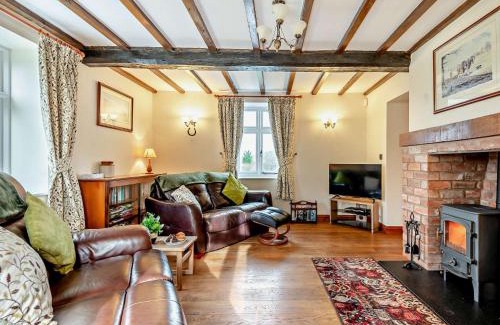 Tenbury Wells House | 3 Bed in Lower Rochford 94240
