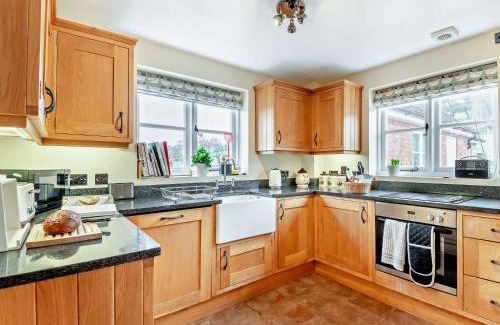 Tenbury Wells House | 3 Bed in Lower Rochford 94240