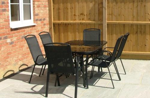 Newport House | 3 Bed in Newport 90253