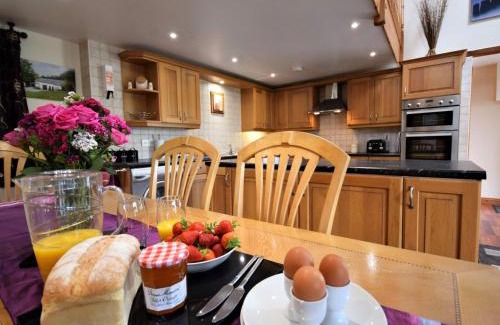 Kingswear House | 3 Bed in South Molton HBEER
