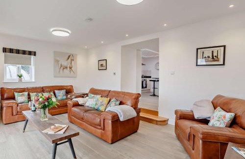 Wakefield House | 3 Bed in Wintersett 93234
