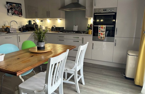 Greenham House | 3-Bed Modern Town House Newbury Racecourse