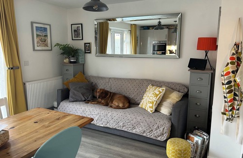 Greenham House | 3-Bed Modern Town House Newbury Racecourse