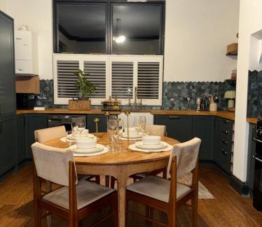 Newark House | 3 Bed Newark Home with Grand Ceilings & Cozy Vibes