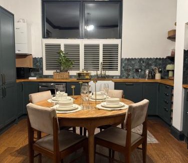 Newark House | 3 Bed Newark Home with Grand Ceilings & Cozy Vibes