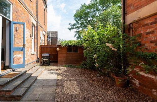 Newark House | 3 Bed Newark Home with Grand Ceilings & Cozy Vibes