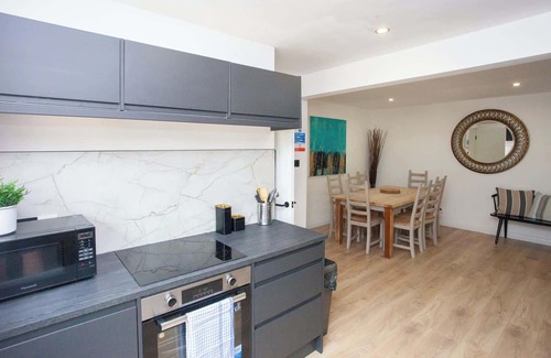 Houston House | 3 Bed - Parking with Garden 10mins to Airport