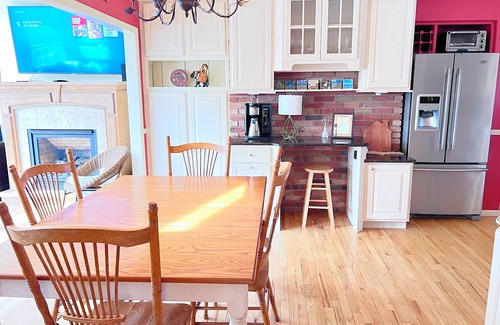 Petoskey House | 3-bed,Pet Friendly, Spacious, w/LargeDeck & Grill, Fire Pit & Attached Garage
