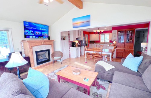 Petoskey House | 3-bed,Pet Friendly, Spacious, w/LargeDeck & Grill, Fire Pit & Attached Garage