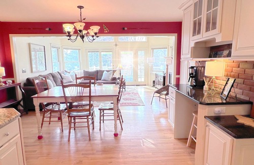 Petoskey House | 3-bed,Pet Friendly, Spacious, w/LargeDeck & Grill, Fire Pit & Attached Garage