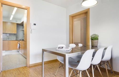 Sant Gervasi Apartment | 3 bed Private terrace 6 pax in the center of Barcelona Free WiFi
