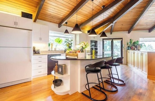 Dundee House | 3 Bed Private Villa in Wine Country with Pool + Hot Tub