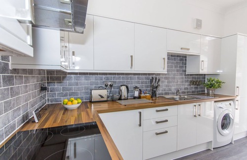 Plymouth Apartment | 3 Bed- Raleigh by Pureserviced